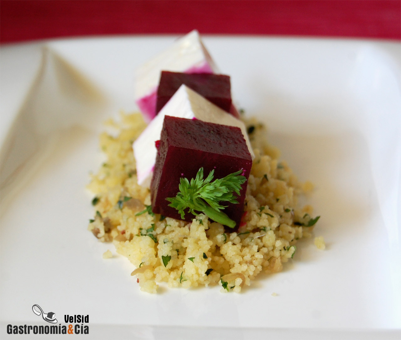Cuscús de anchoas con remolacha y queso feta