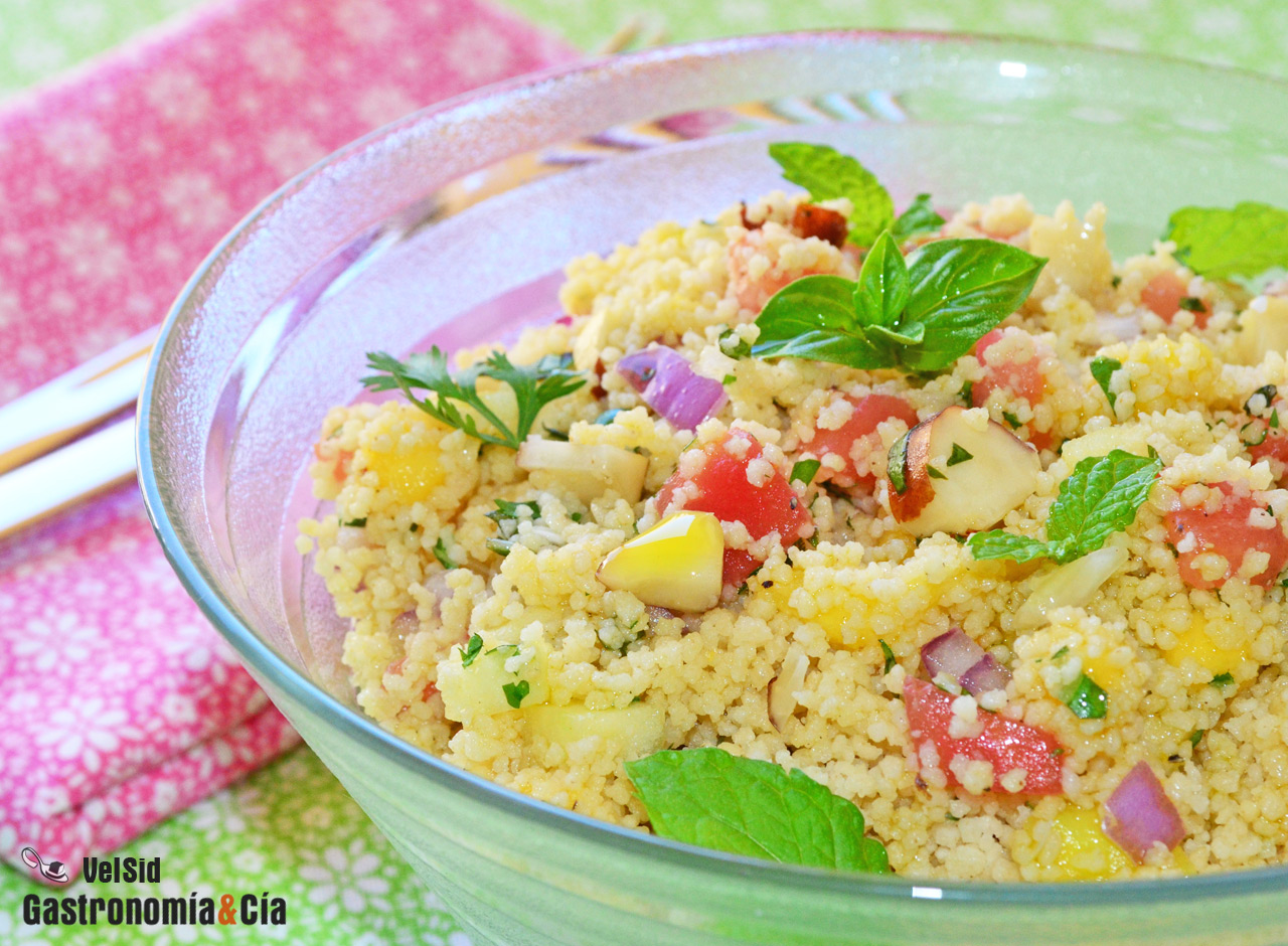 Cuscús con frutas y hierbas aromáticas