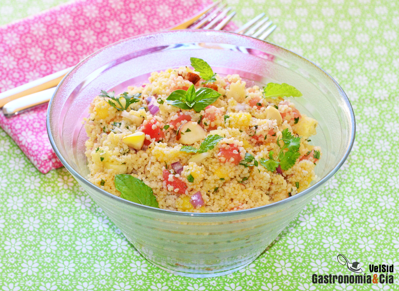 Cuscús con frutas y hierbas aromáticas