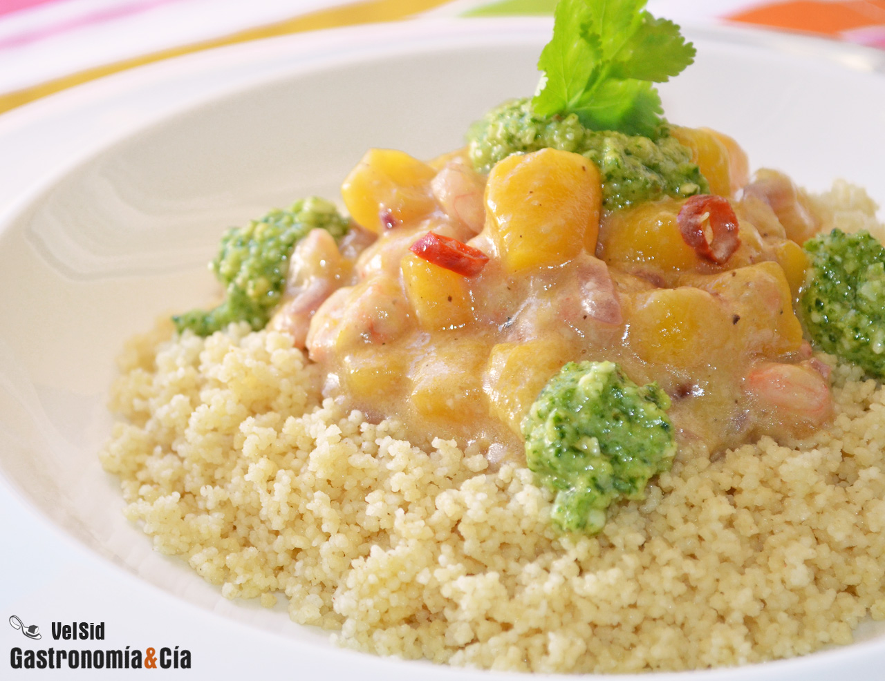 Cuscús con gambas, mango y pesto de cilantro
