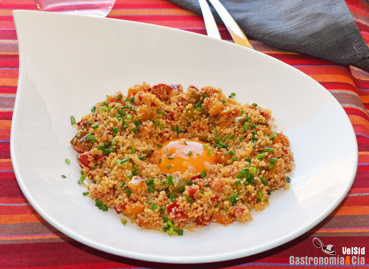 Cuscús con pimientos y huevo a la plancha