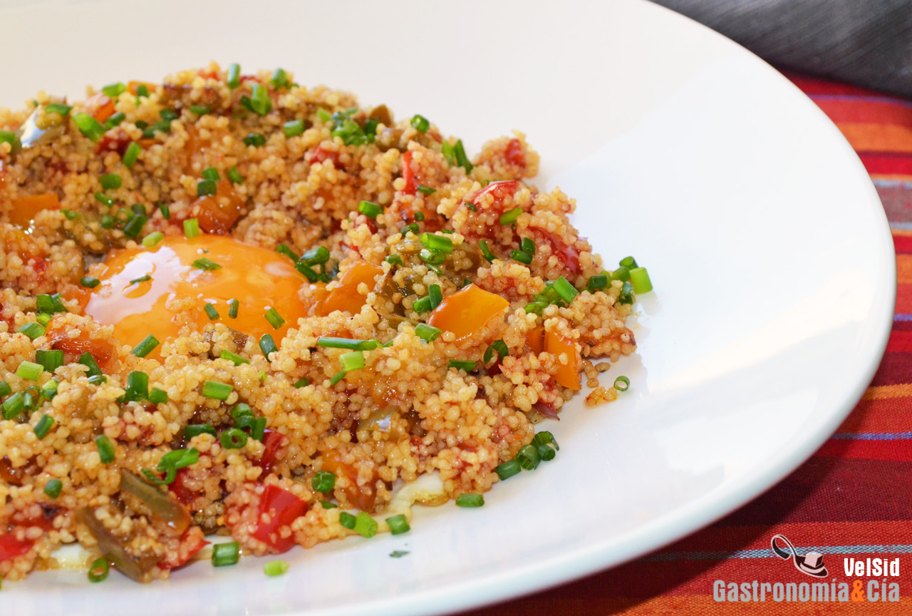 Cuscús con pimientos y huevo a la plancha