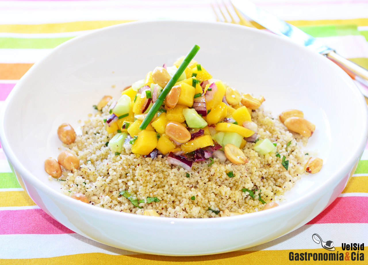 Cuscús con mango y cacahuetes