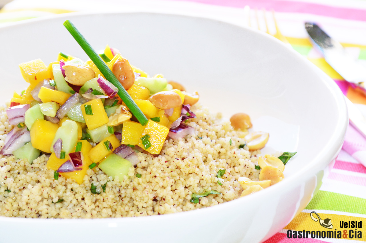 Cuscús con mango y cacahuetes