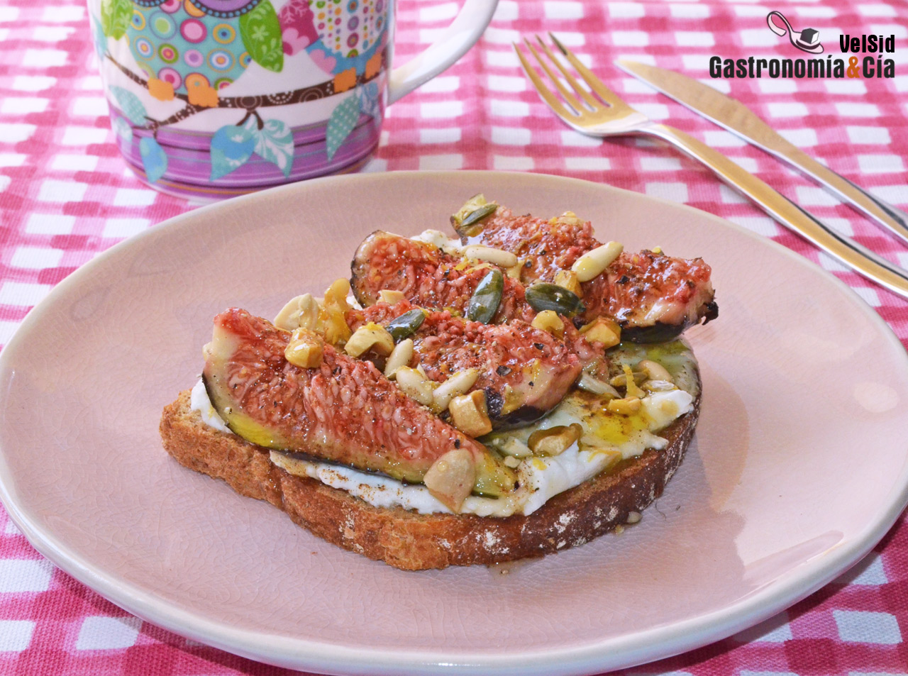 Tostadas con ricotta, brevas y aceite de oliva virgen e