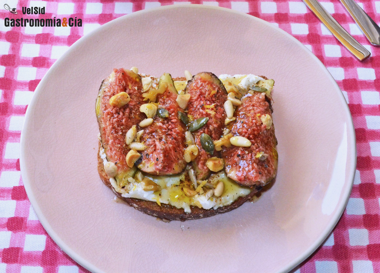 Tostadas con ricotta, brevas y aceite de oliva virgen e