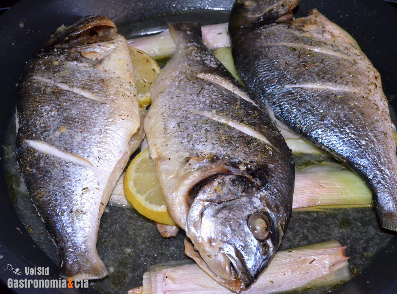 Dorada al horno con rúcula y jamón