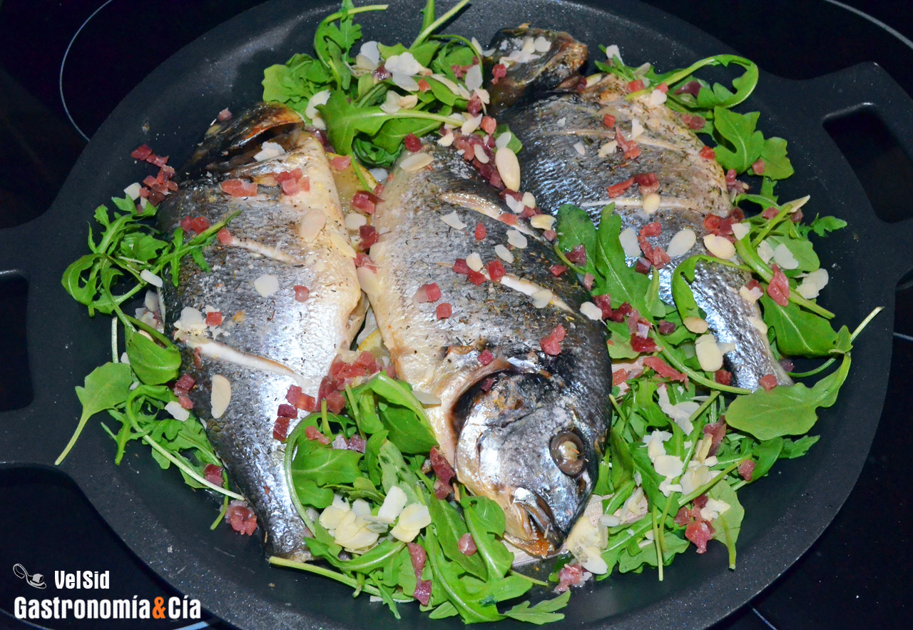 Dorada al horno con rúcula y jamón