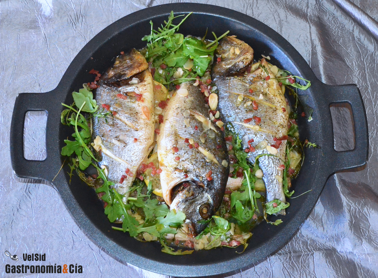 Dorada al horno con rúcula y jamón