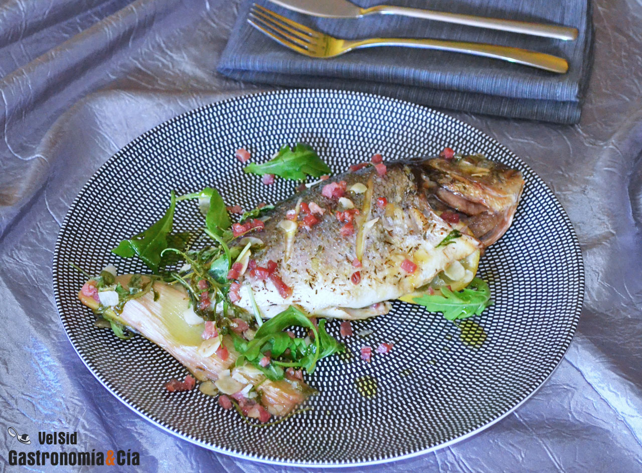 Dorada al horno con rúcula y jamón