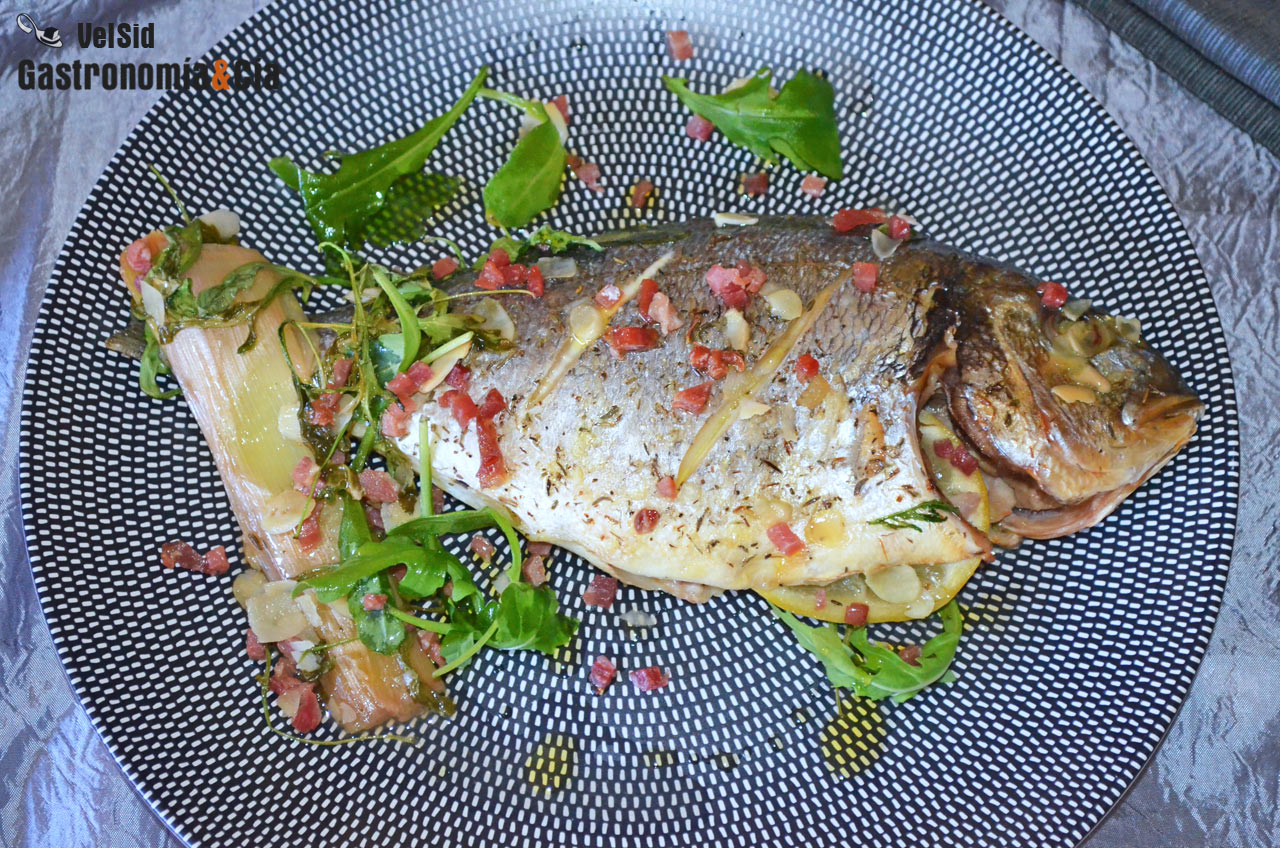 Dorada al horno con rúcula y jamón