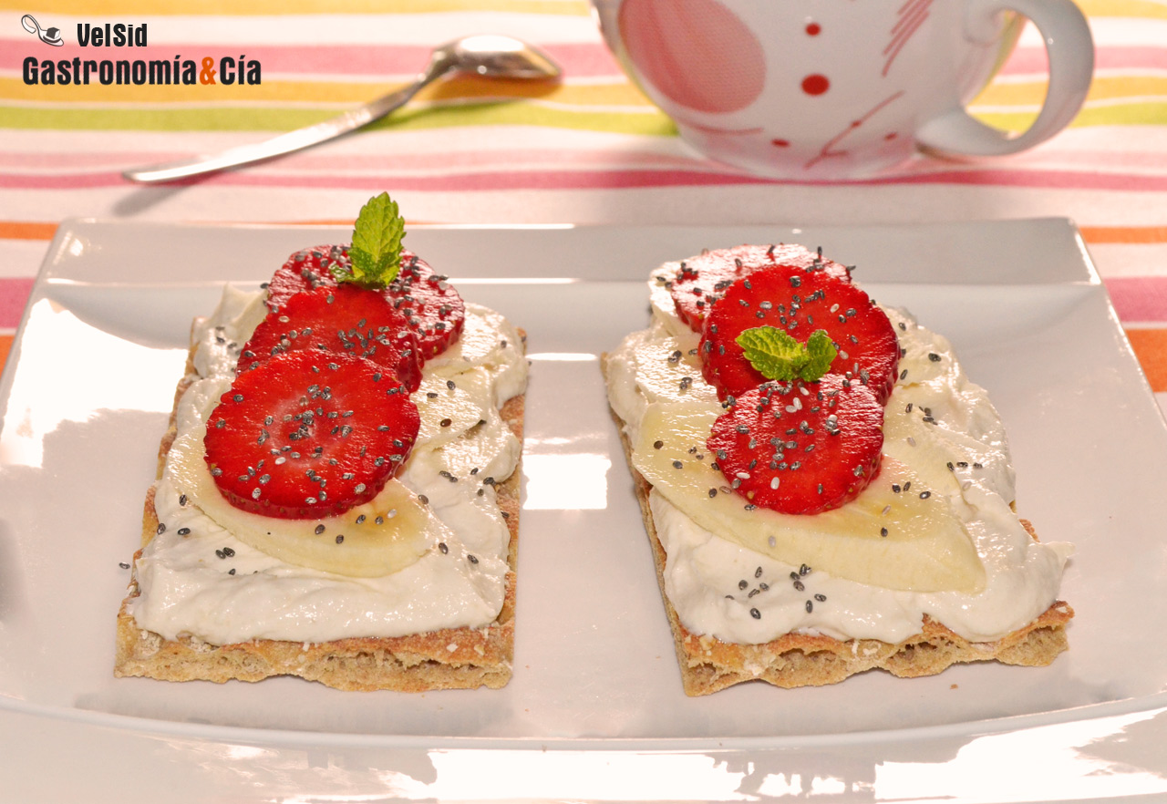 Tostadas de centeno con speisequark, mantequilla de alm