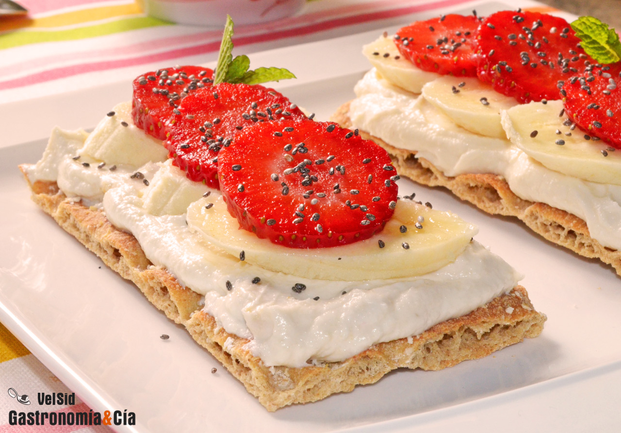 Tostadas de centeno con speisequark, mantequilla de alm