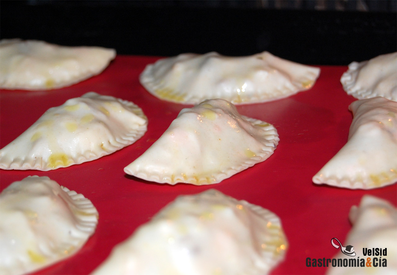 Empanadillas de surimi, queso y nueces con mermelada de