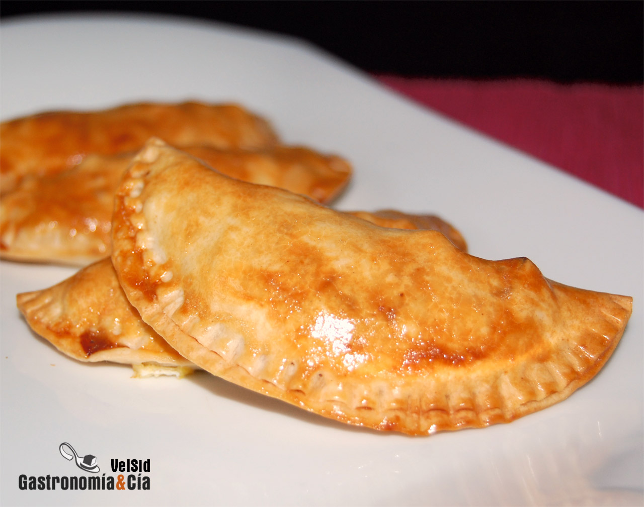 Empanadillas de surimi, queso y nueces con mermelada de