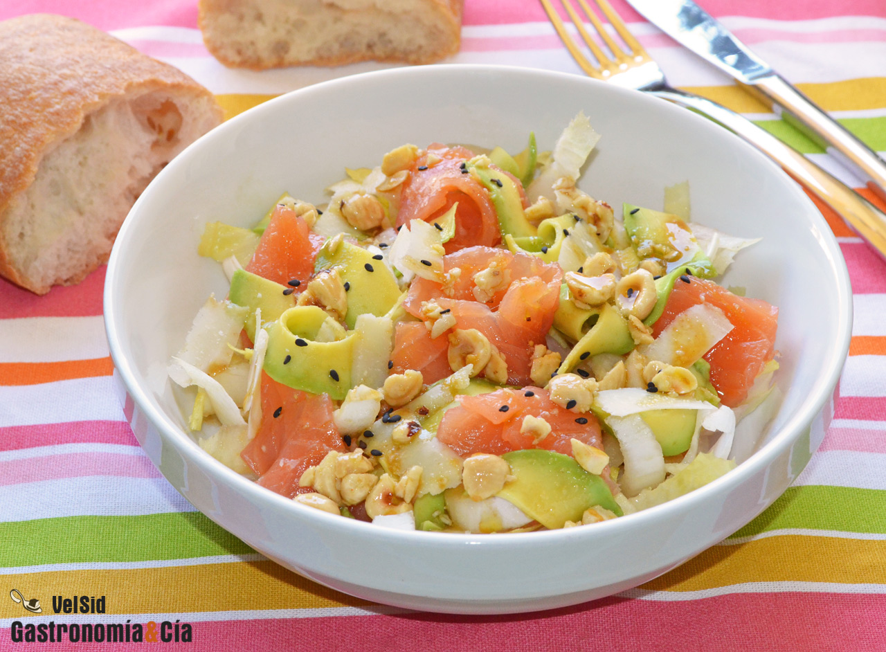 Ensalada de endibias con aguacate, salmón y avellanas
