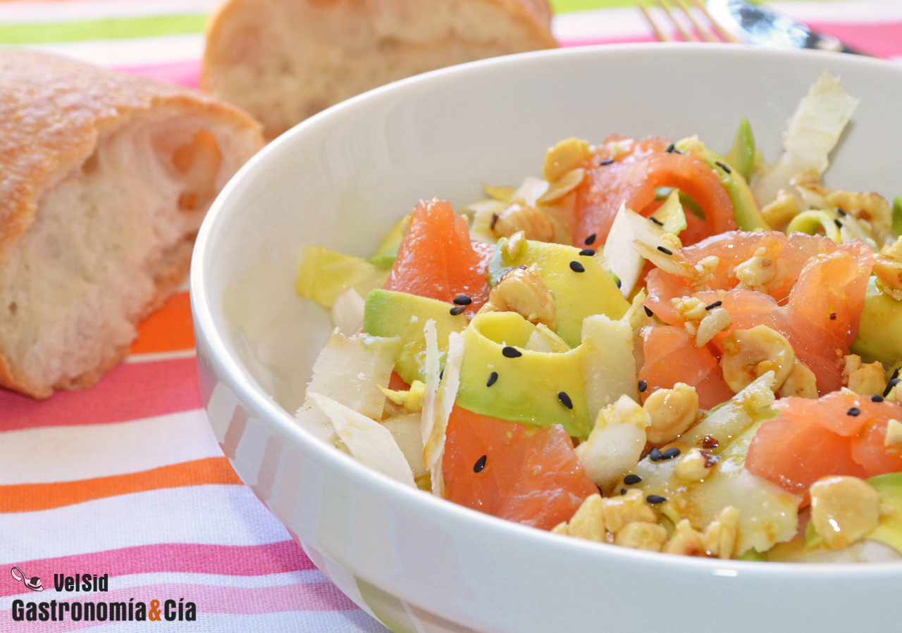 Ensalada de endibias con aguacate, salmón y avellanas