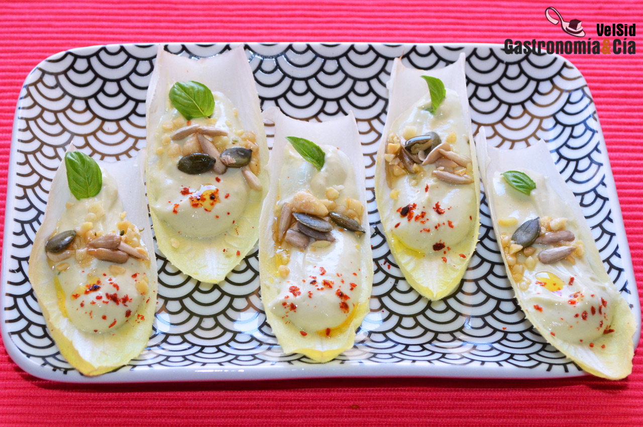 Endibias con tofunesa de albahaca y semillas