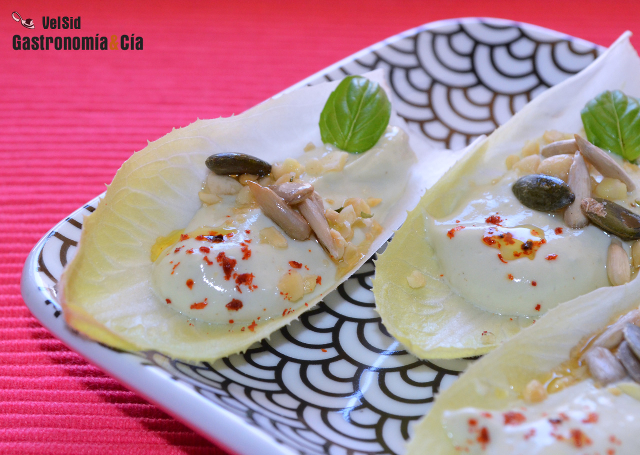 Endibias con tofunesa de albahaca y semillas