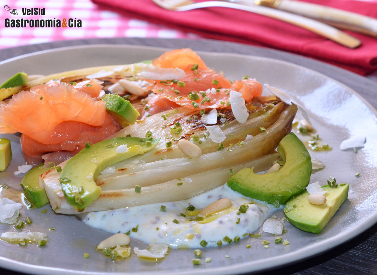 Endivias a la plancha con salmón, aguacate y salsa de y