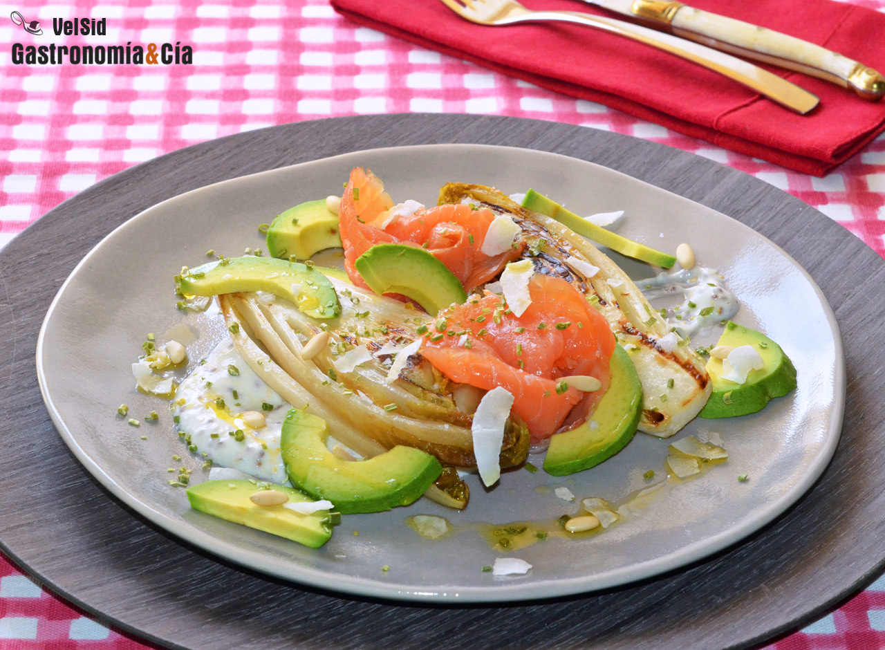 Endivias a la plancha con salmón, aguacate y salsa de y