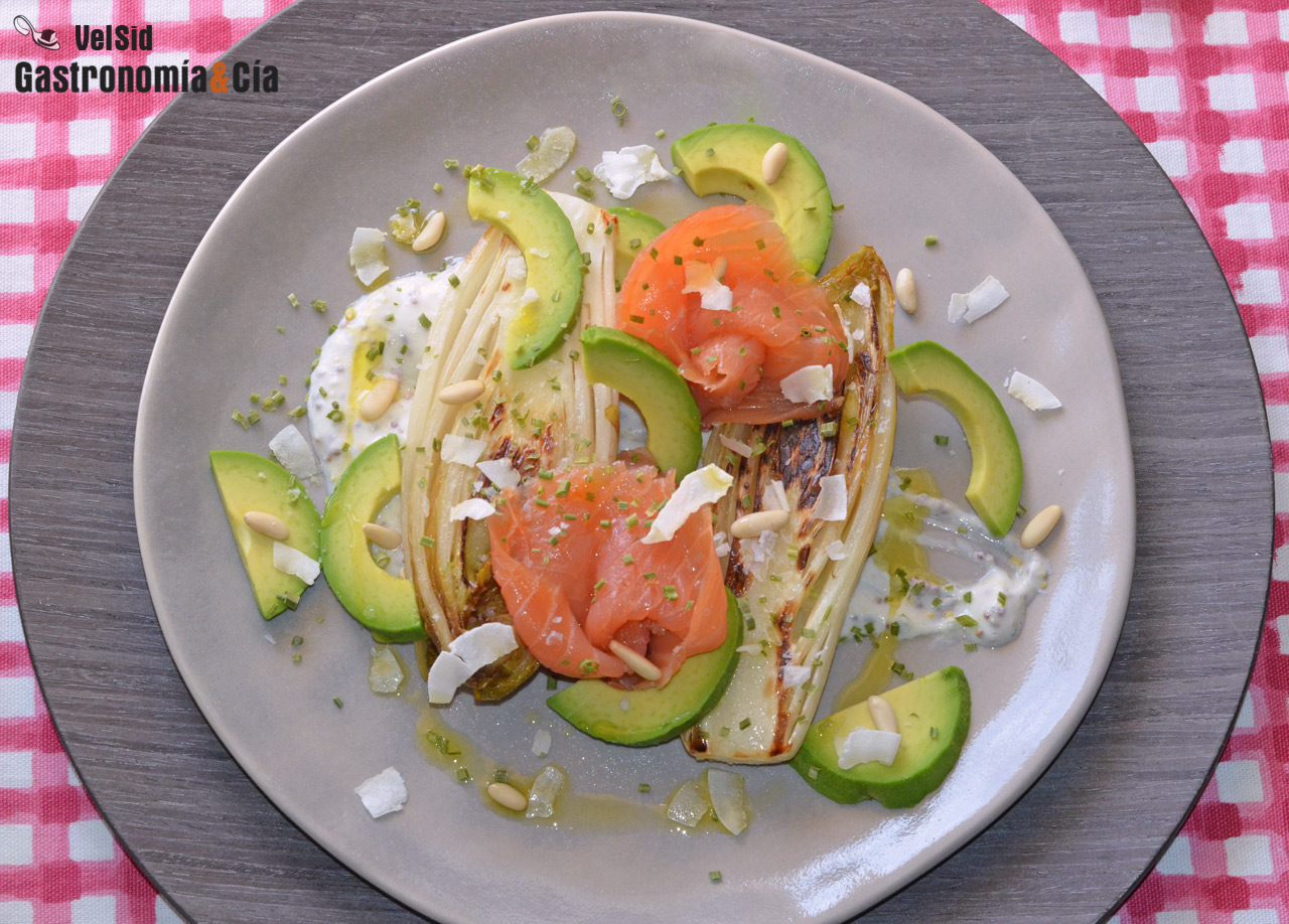 Endivias a la plancha con salmón, aguacate y salsa de y