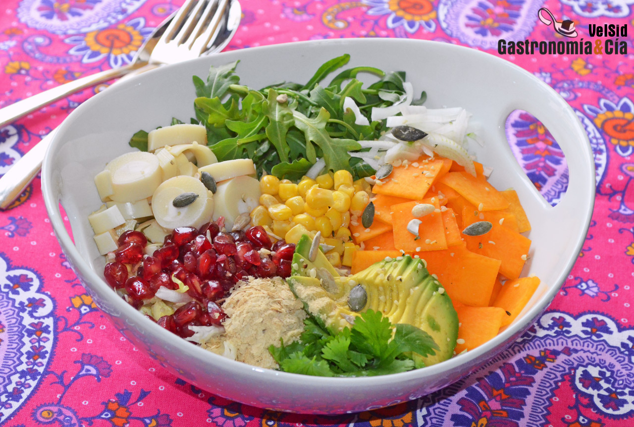 Ensalada con aguacate, calabaza y granada