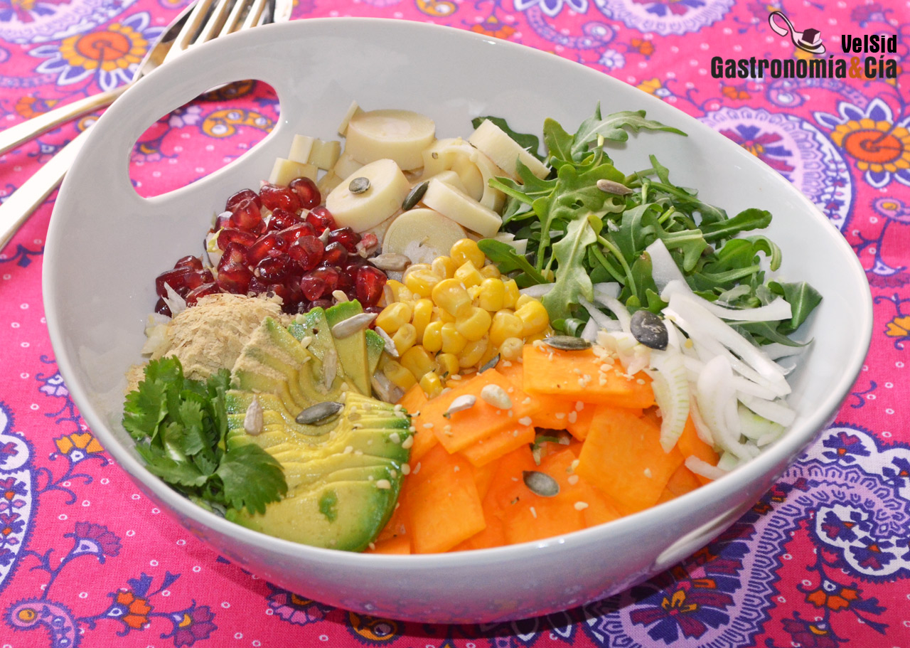 Ensalada con aguacate, calabaza y granada