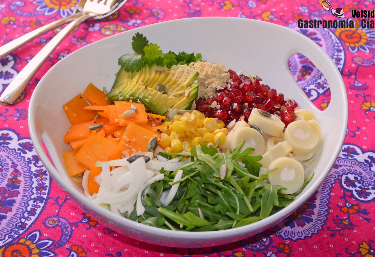 Ensalada con aguacate, calabaza y granada