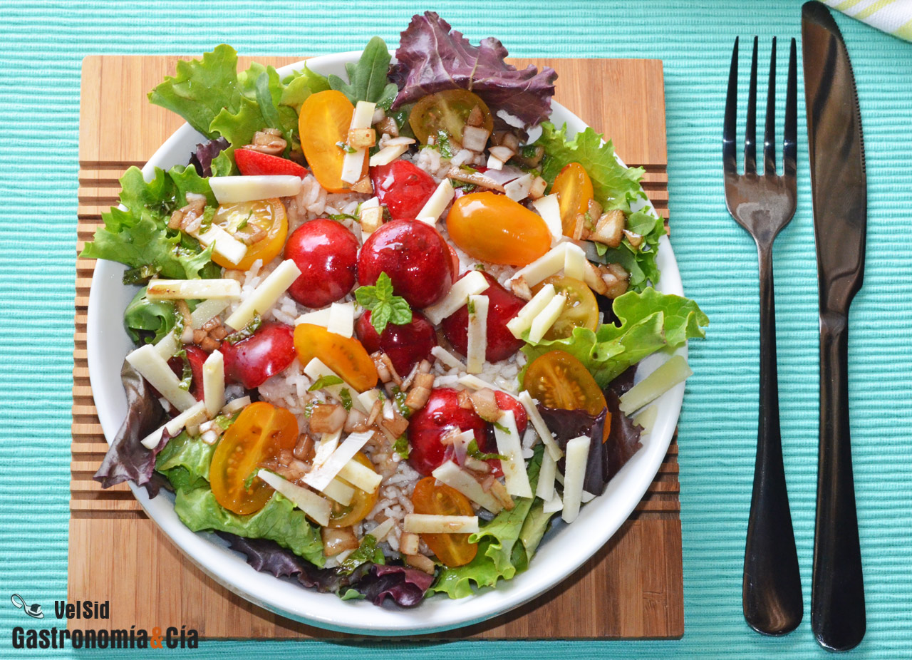 Ensalada de arroz con cerezas y queso de oveja