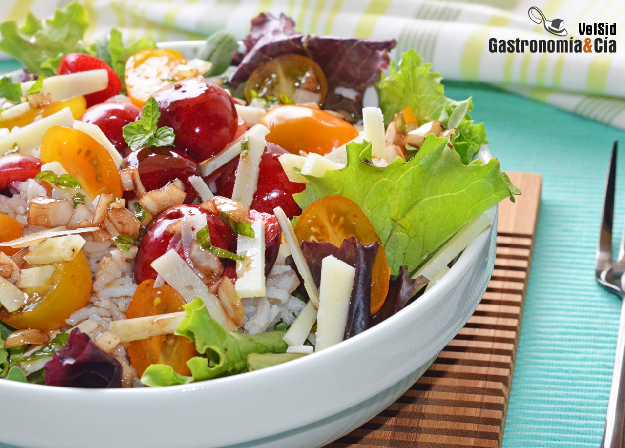 Ensalada de arroz con cerezas y queso de oveja