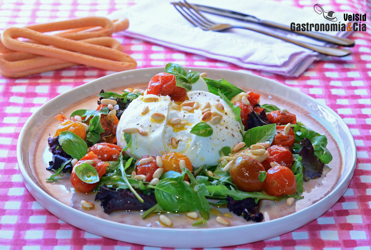 Ensalada de burrata con tomates confitados y piñones