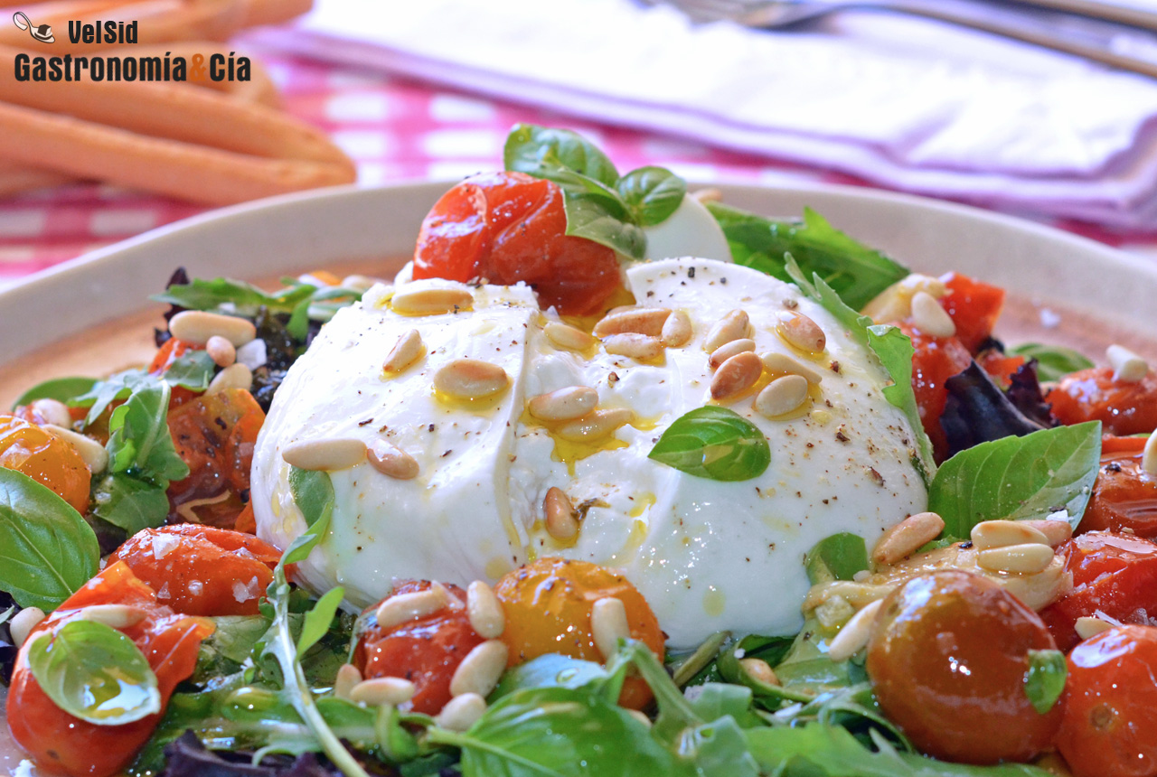 Ensalada de burrata con tomates confitados y piñones