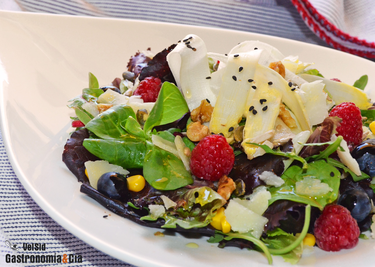 Ensalada con espárragos blancos frescos y frutos rojos