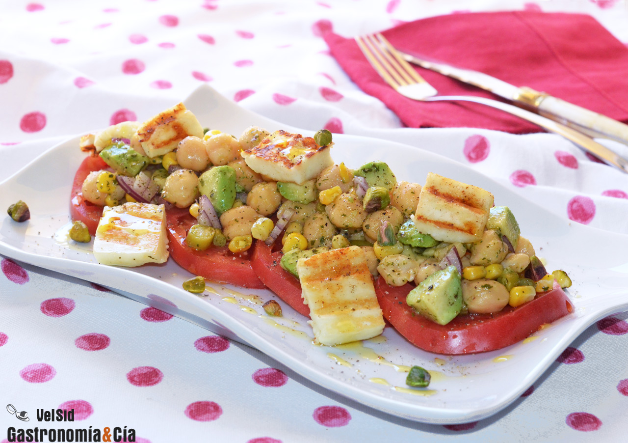 Ensalada de garbanzos con queso a la parrilla