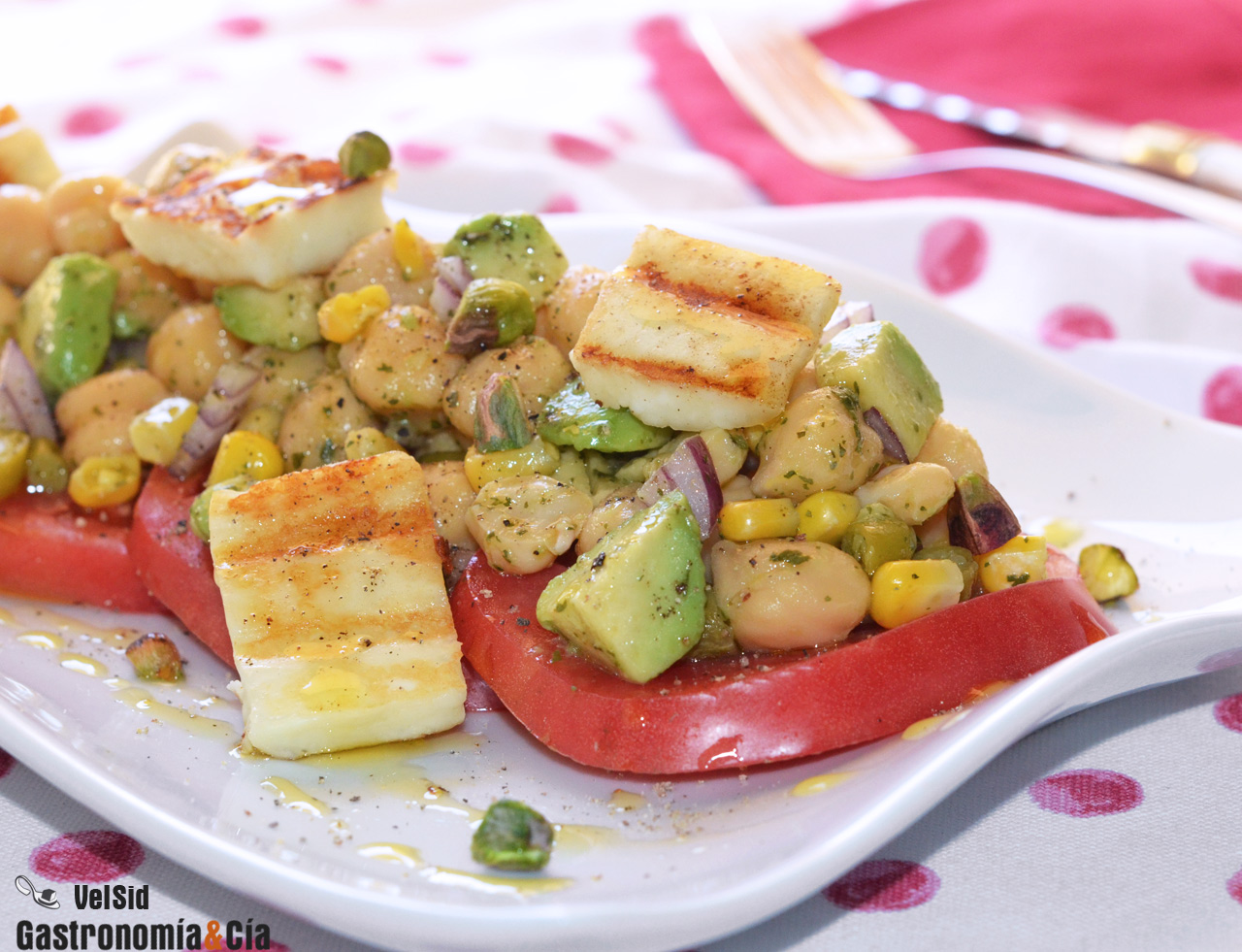 Ensalada de garbanzos con queso a la parrilla