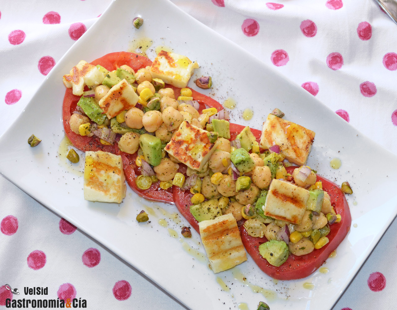 Ensalada de garbanzos con queso a la parrilla