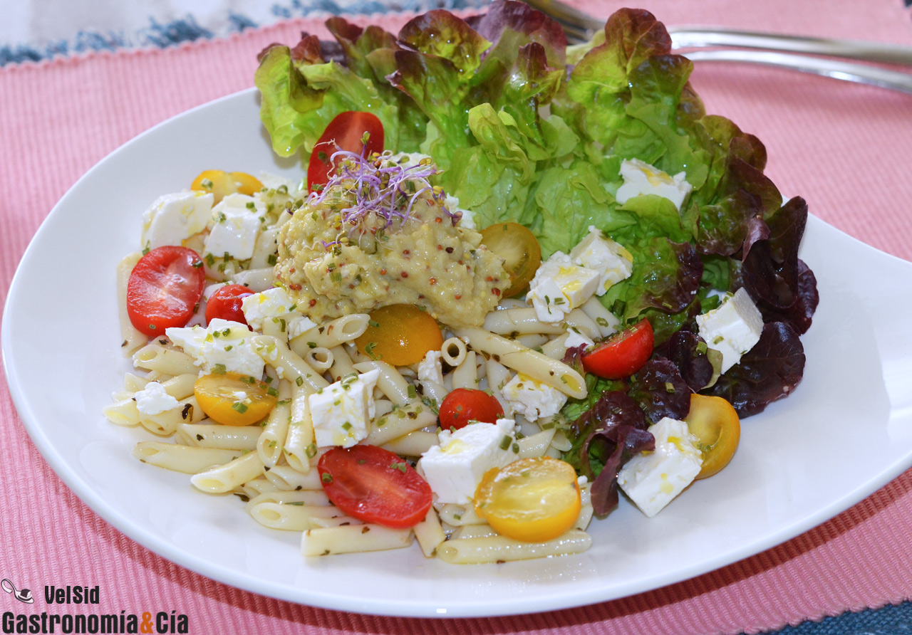 Ensalada de macarrones con queso feta y vinagreta de br