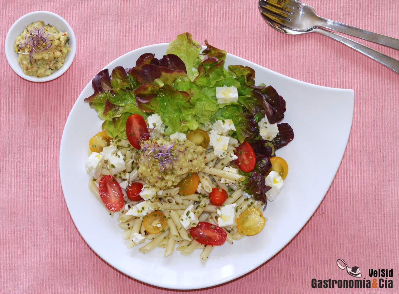 Ensalada de macarrones con queso feta y vinagreta de br
