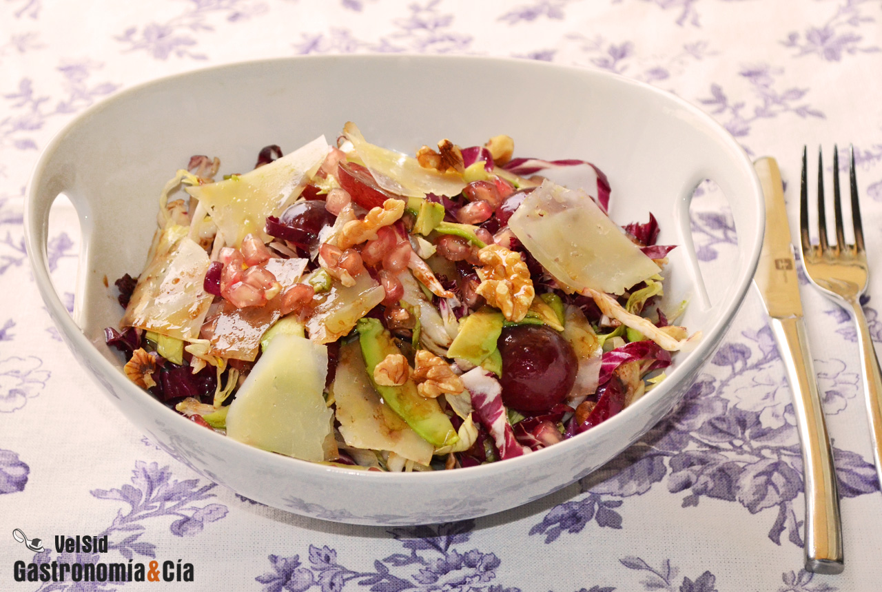 Ensalada de radicchio, uvas, granada y aguacate