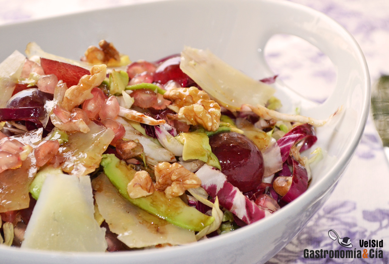 Ensalada de radicchio, uvas, granada y aguacate