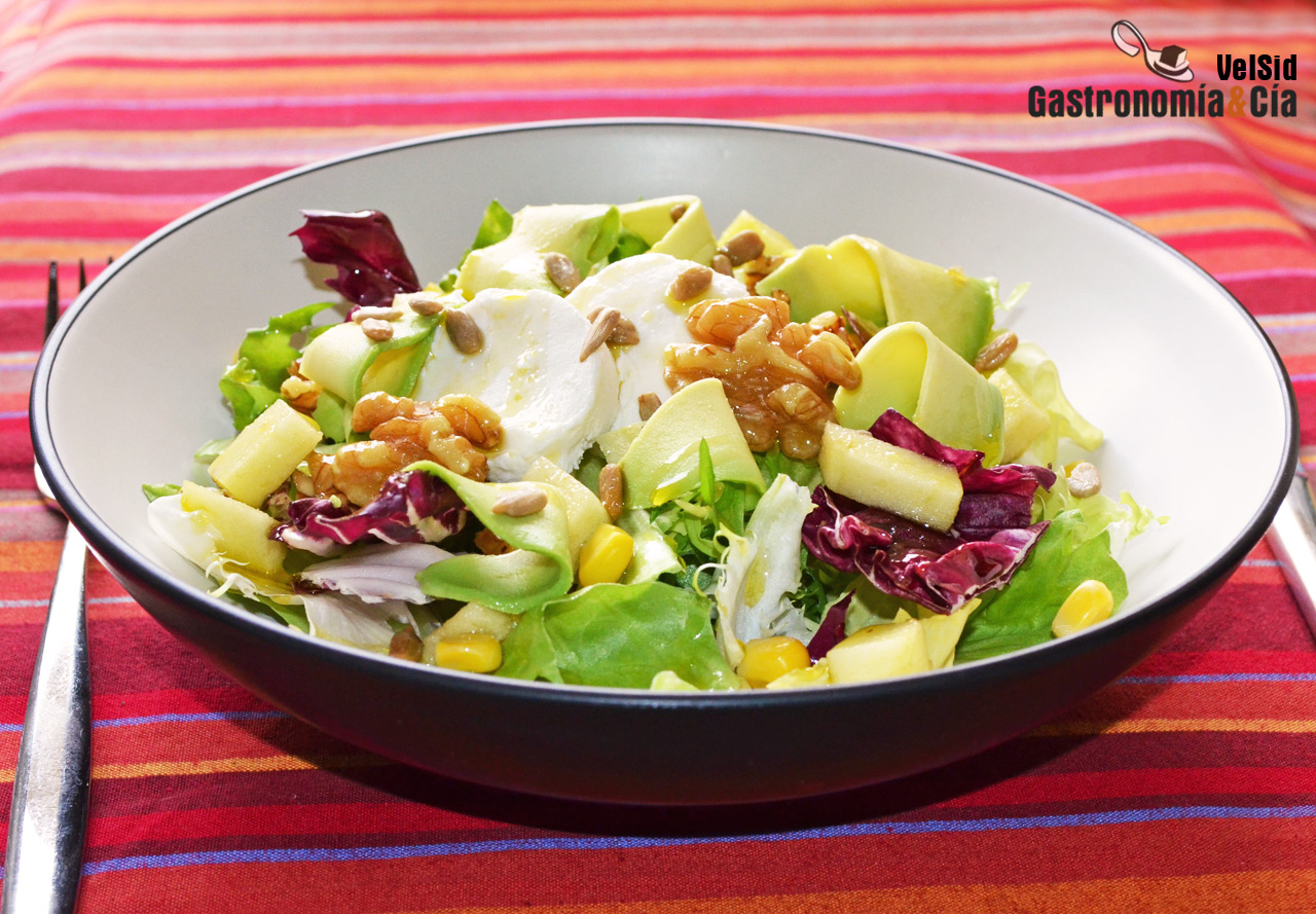 Ensalada con manzana, aguacate y queso de cabra con mie