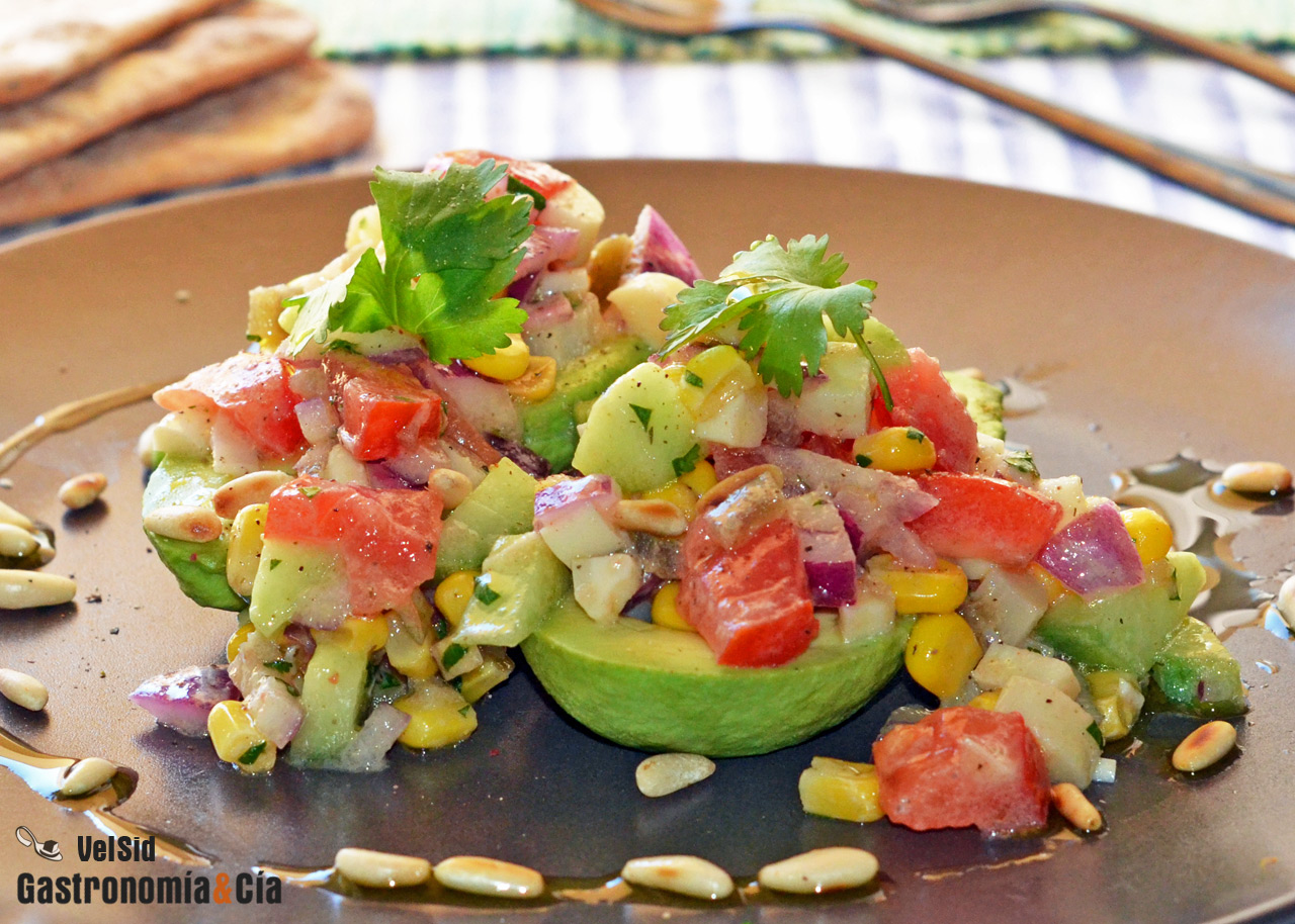 Ensalada de aguacate con palmitos y piñones tostados, u