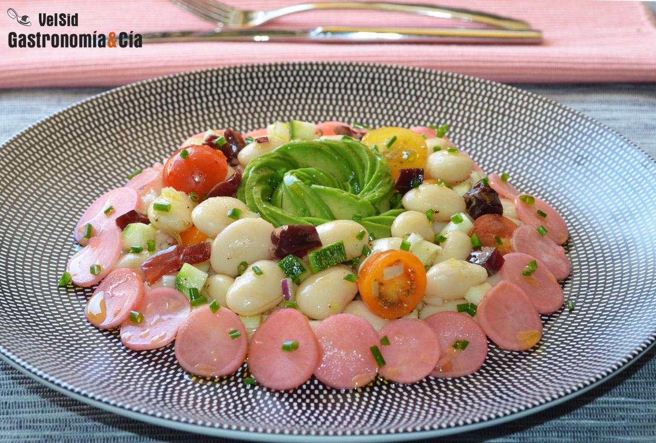 Ensalada de alubias con aguacate, tomate y rabanitos ag