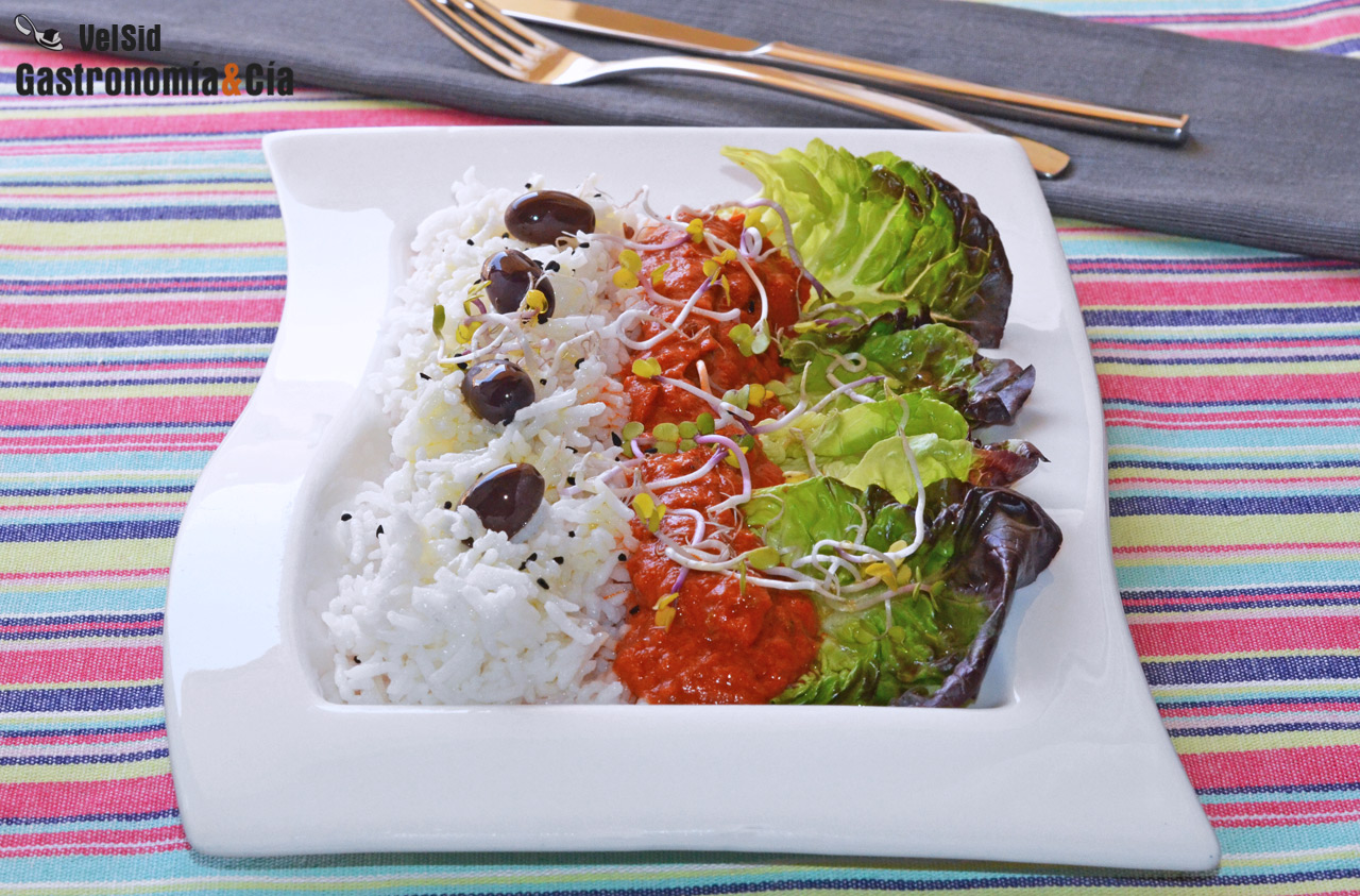 Ensalada de arroz basmati con pimientos y atún
