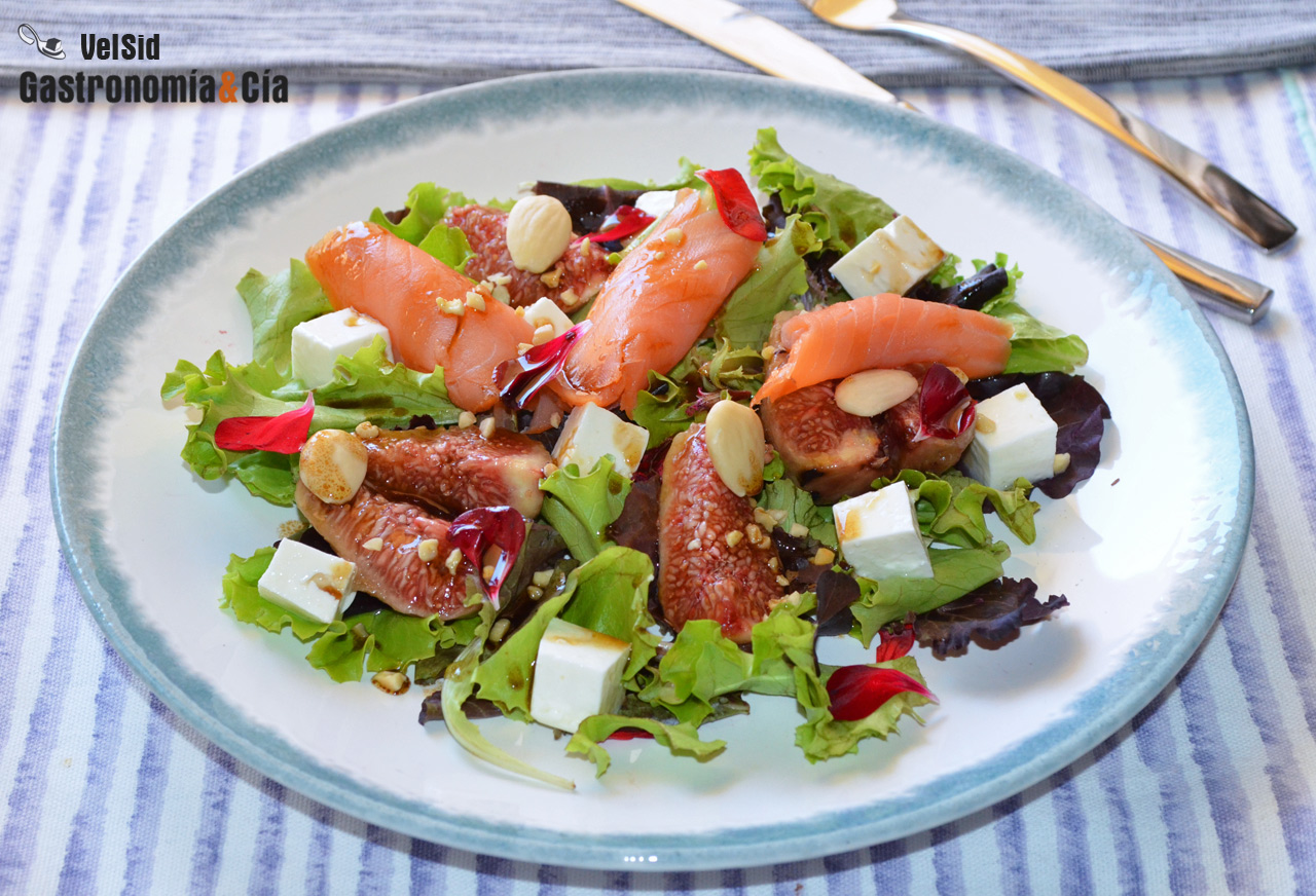 Ensalada de brevas, queso fresco y salmón ahumado