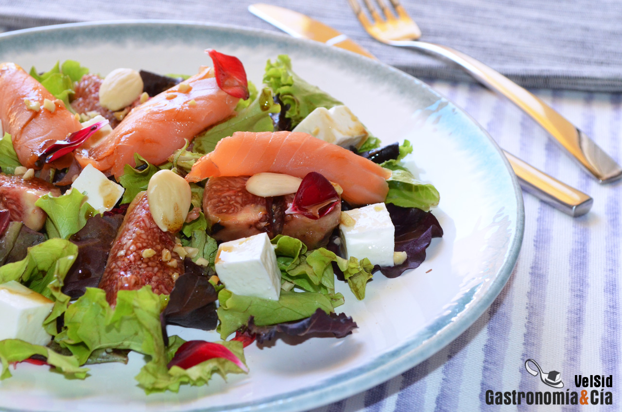 Ensalada de brevas, queso fresco y salmón ahumado
