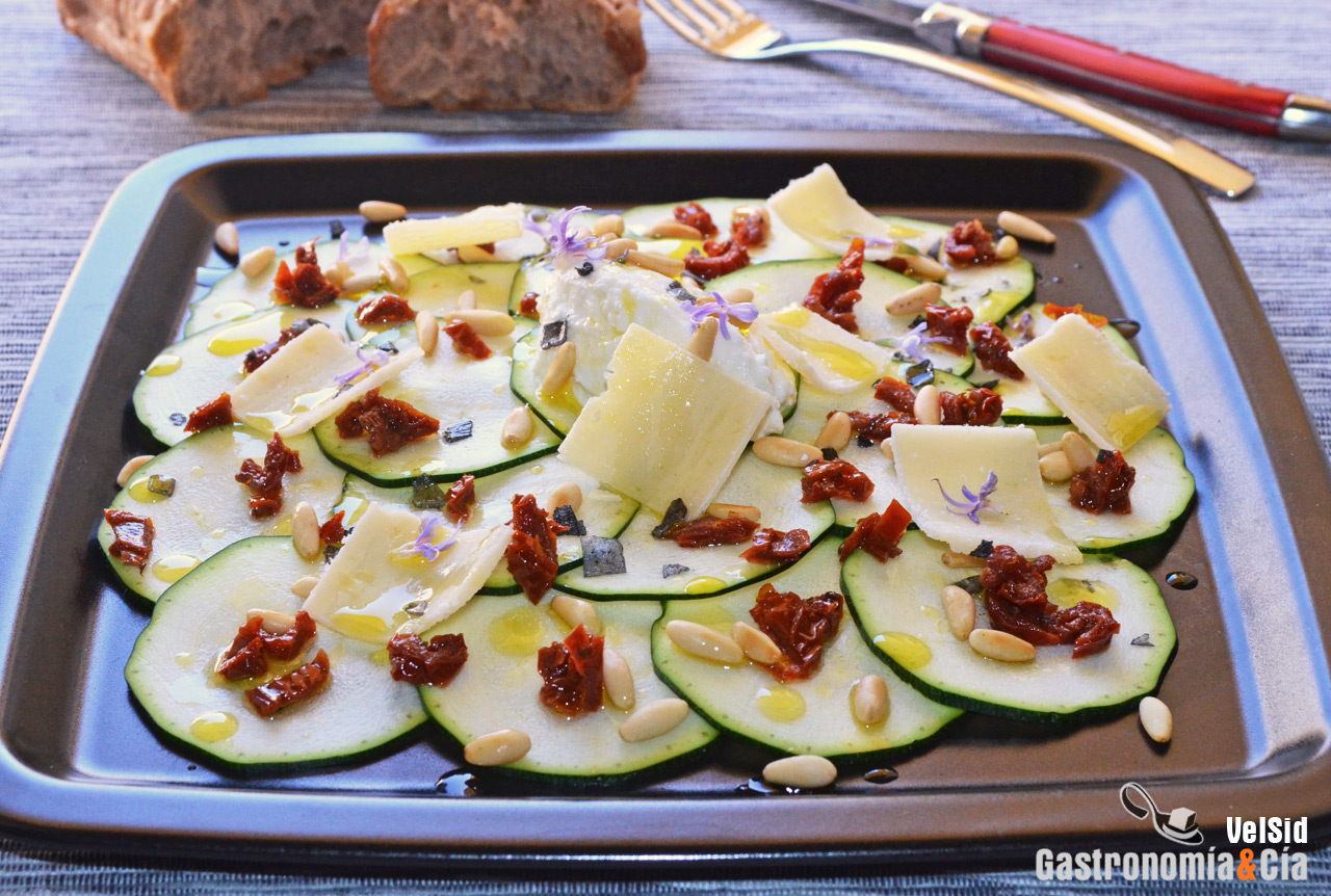 Ensalada de calabacín con ricota y tomate seco