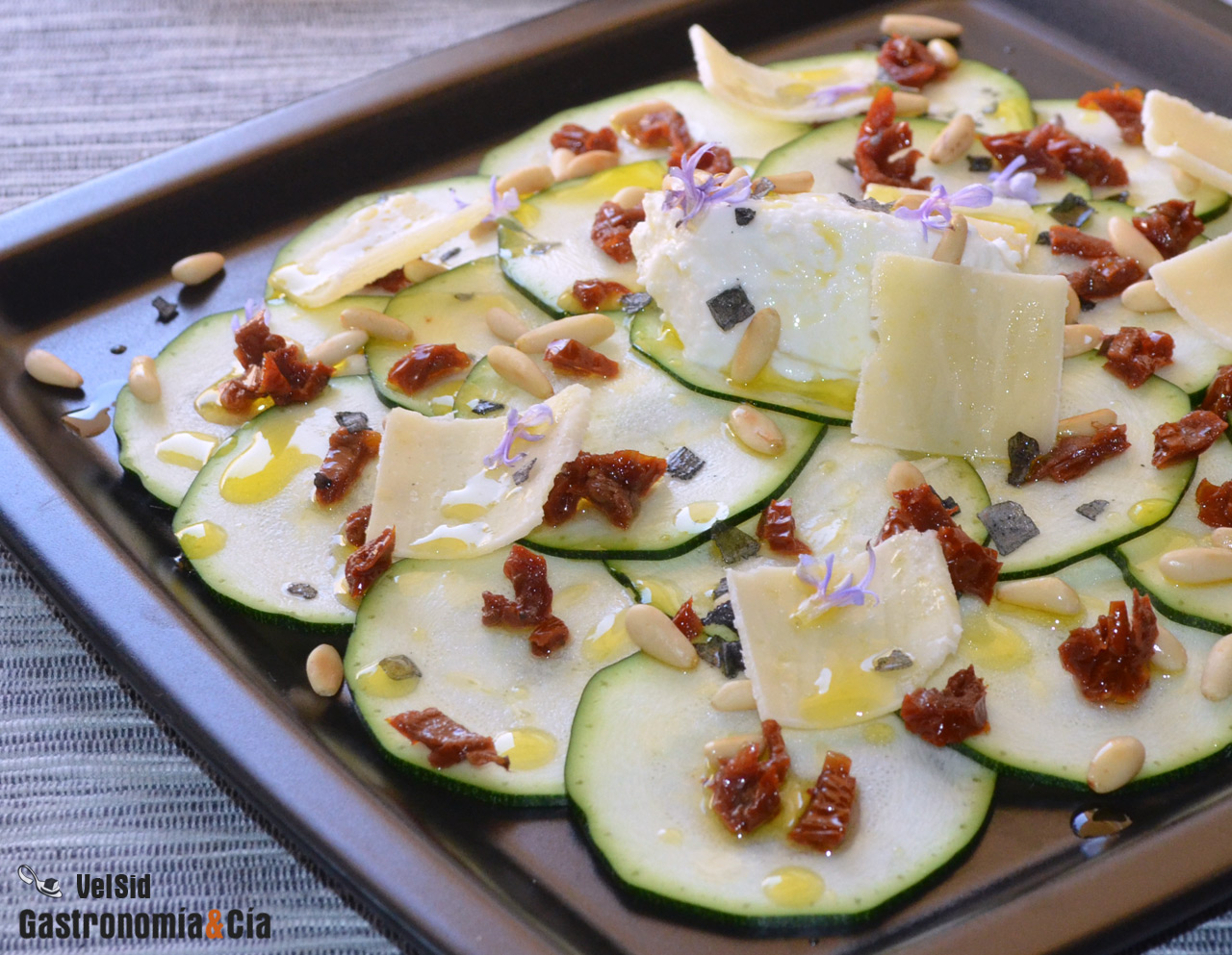 Ensalada de calabacín con ricota y tomate seco