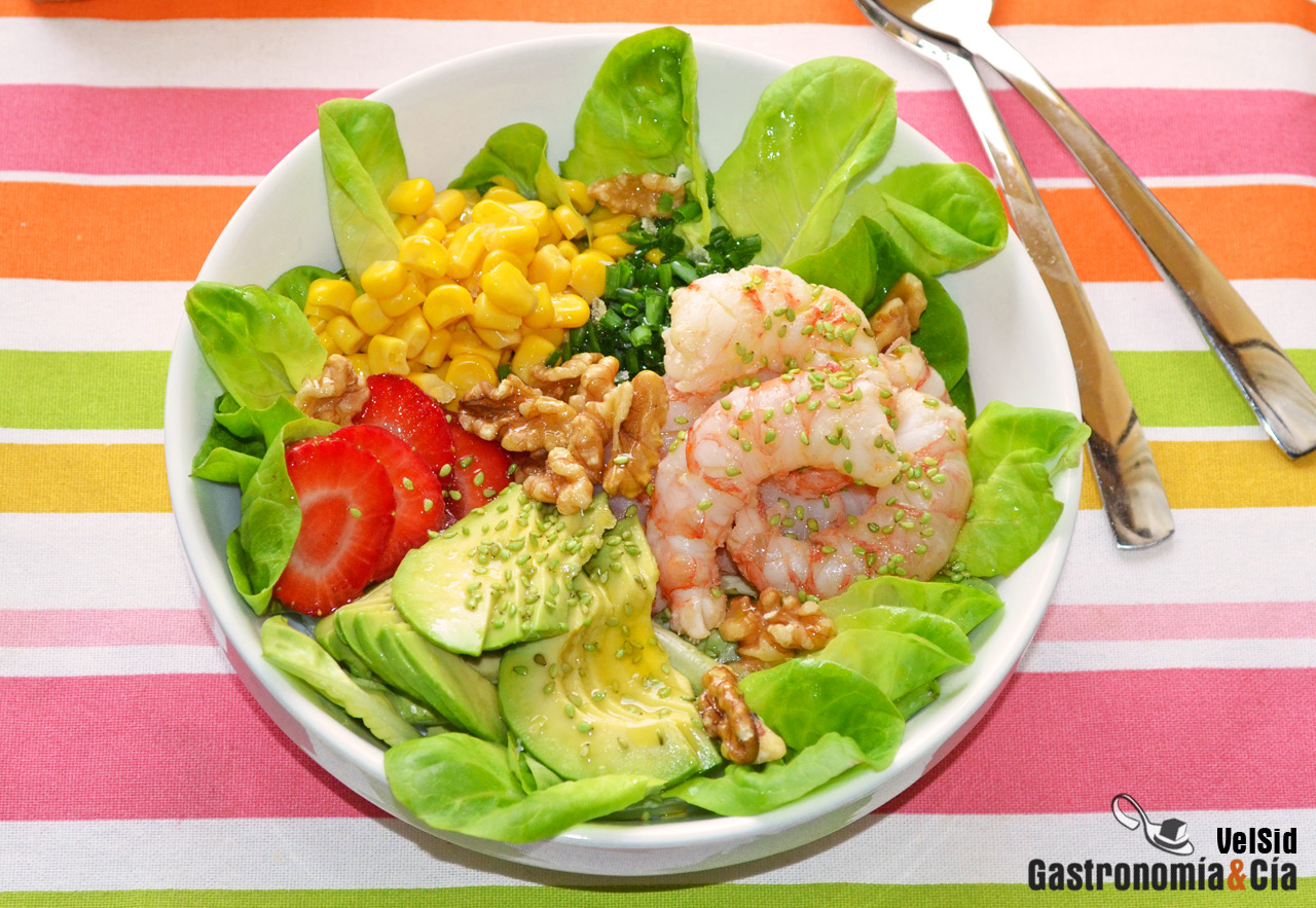 Ensalada compuesta de gambones, aguacate, fresones y ma